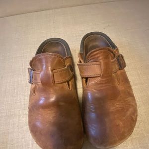 Birkenstock tannish brown leather clogs